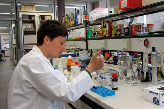 Einfüllen der vorbereiteten Probe in Fläschchen zur Analyse mittels HPLC-Gerät (Foto: Landesagentur für Umwelt und Klimaschutz)