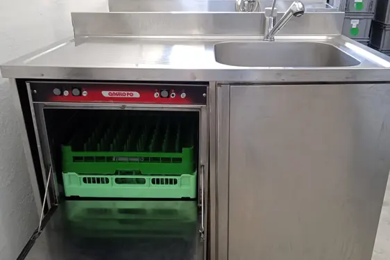 Offene mobile Geschirrspülmaschine (Foto: Sozialgenossenschaft Novum2)