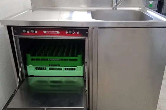 Offene mobile Geschirrspülmaschine (Foto: Sozialgenossenschaft Novum2)