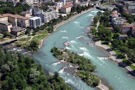 Eisack-Talfer-Zusammenfluss nach der Aufwertung, 2013-2018 (Foto Agentur für Bevölkerungsschutz):
- Lokale Aufweitungen
- Schaffung eines Seitenarmes als Fischkinderstube
- Erhöhung der Strömungsvielfalt durch Buhnen und Störsteine
- Einbringung von Strukturelementen und Geschiebe
- Sanierter Uferschutz
- Schaffung von Zugängen zum Wasser