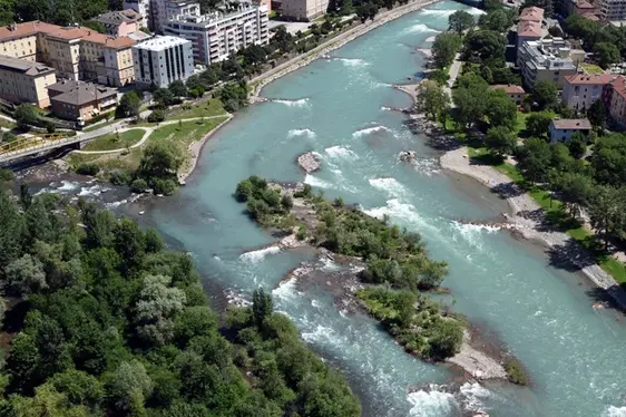 Eisack-Talfer-Zusammenfluss nach der Aufwertung, 2013-2018 (Foto Agentur für Bevölkerungsschutz):
- Lokale Aufweitungen
- Schaffung eines Seitenarmes als Fischkinderstube
- Erhöhung der Strömungsvielfalt durch Buhnen und Störsteine
- Einbringung von Strukturelementen und Geschiebe
- Sanierter Uferschutz
- Schaffung von Zugängen zum Wasser