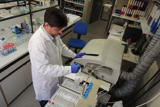 Analyse der Metalle mit dem ICP-MS-Gerät (Foto: Landesagentur für Umwelt und Klimaschutz)