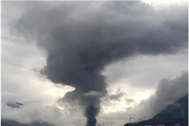 Una nube di fumo si è alzata questa mattina (8 maggio) su Bolzano a causa di un incendio. Foto scattata alle 9.30 dalla Centrale della Protezione Civile, in via Druso (Foto: LPA/Maja Clara)