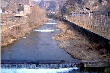 Torrente Talvera prima delle revitalizzazione, con briglie prive di accesso per i pesci (Foto: Agenzia protezione civile)