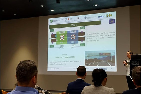 Laura Gasser, Referentin für das BrennerLEC-Projekt in der Landesagentur für Umwelt und Klimaschutz, während ihres Fachbeitrages im NOI-Techpark (Foto: Landesagentur für Umwelt und Klimaschtz)