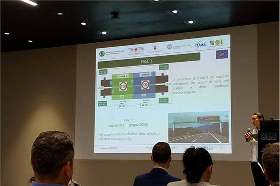 Laura Gasser, Referentin für das BrennerLEC-Projekt in der Landesagentur für Umwelt und Klimaschutz, während ihres Fachbeitrages im NOI-Techpark (Foto: Landesagentur für Umwelt und Klimaschtz)