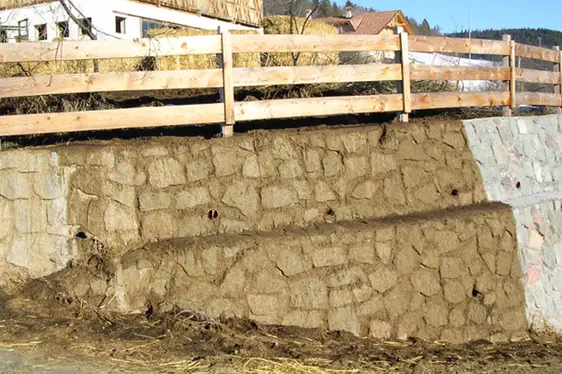 Für die Güllelagerung ungeeigneter Mist (Foto: Landesagentur für Umwelt und Klimaschutz)