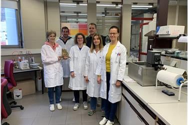 Il Premio Arne Andersson 2023 al Laboratorio Analisi acque e cromatografia: da sinistra Fiorenza Fogale, Helmuth Pertner, Verena Unterholzner, il direttore Christian Bachmann, Francesca Ambonati e Veronika Canins (Foto Appa Bolzano)
