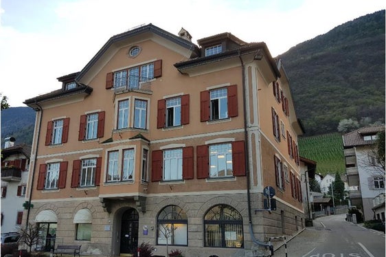 Il municipio di Marlengo, prima del risanamento energetico (Foto: Comune di Lagundo, Lavori pubblici, Arch. Dr. Josef Garber)