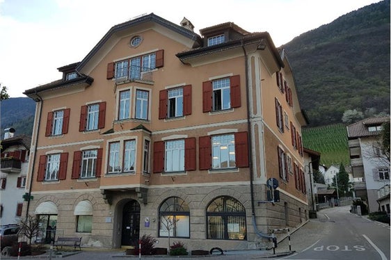 Il municipio di Marlengo, prima del risanamento energetico (Foto: Comune di Lagundo, Lavori pubblici, Arch. Dr. Josef Garber)