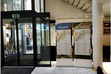 Pannelli informativi sulla prima fase del progetto BrennerLEC posizionati all'ingresso del palazzo provinciale II, Piazza Silvius Magnago, Bolzano (Foto: Appa Bolzano)