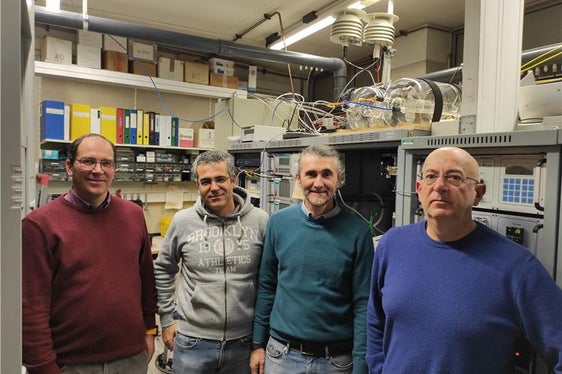 Besuch im Eichlabor des Labors für Luftanalysen und Strahlenschutz; von links: Günther Kerschbaumer (Appa BZ), Fabio Cadoni (ISPRA), Diego Capobianco (ISPRA) und Oswald Vigl (Appa BZ)