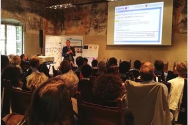 Luca Verdi, direttore del Laboratorio Analisi aria e radioprotezione, ha trattato il tema “Qualità dell’aria negli edifici scolastici dell’Alto Adige”; (Foto: Agenzia provinciale per l'ambiente e la tutela del clima)