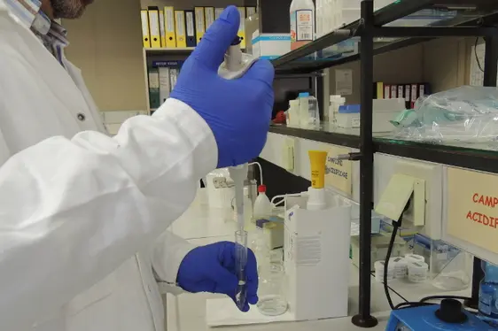 Analyse der Metalle, Herstellung der Kalibrierlösungen (Foto: Landesagentur für Umwelt und Klimaschutz)