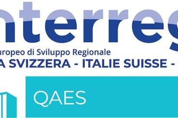 Logo del progetto europeo QAES, cofinanziato dal programma Cooperazione Interreg Italia Svizzera 2014-2020