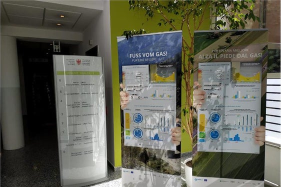 Informationstafeln zur ersten Phase des Projekts BrennerLEC im Eingangbereich des Landesgebäudes III, Silvius-Magnago-Platz Nr. 3, Bozen (Foto: Landesagentur für Umwelt und Klimaschutz)
