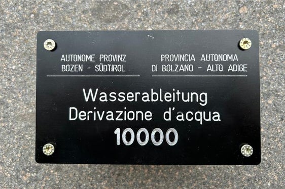 Plaketten zur Kennzeichnung von Fassungen an Quellen und Fließgewässern (Foto: Landesagentur für Umwelt und Klimaschutz)