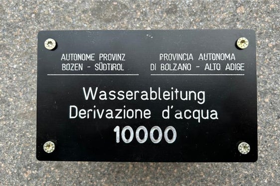 Plaketten zur Kennzeichnung von Fassungen an Quellen und Fließgewässern (Foto: Landesagentur für Umwelt und Klimaschutz)