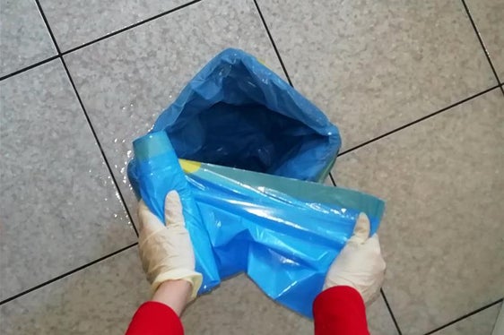 Für den Restmüll sind zwei bis drei übereinander gestülpte reißfeste Säcke im gewohnten Müllbehälter zu verwenden; Wegwerfhandschuhe sind unerlässlich (Foto: Landesagentur für Umwelt und Klimaschutz, Nadi