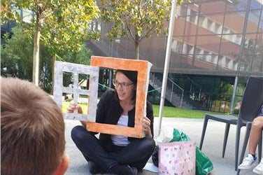 I bambini del Kids Camp di Eurac Research hanno seguito con grande entusiasmo l’intervento di Clara Peretti, referente del progetto QAES per l’Agenzia provinciale per l’ambiente e la tutela del clima (Foto: Agenzia ambiente)