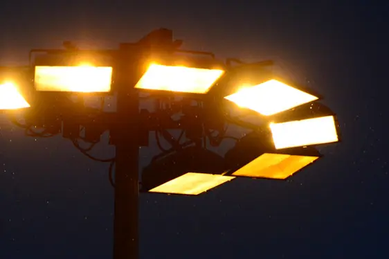 Asymmetrische Scheinwerfer für Sportplätze