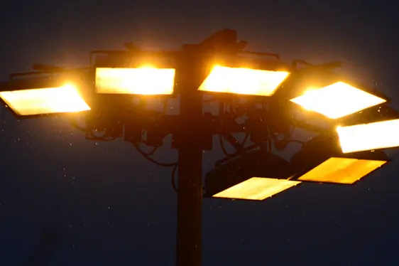 Asymmetrische Scheinwerfer für Sportplätze