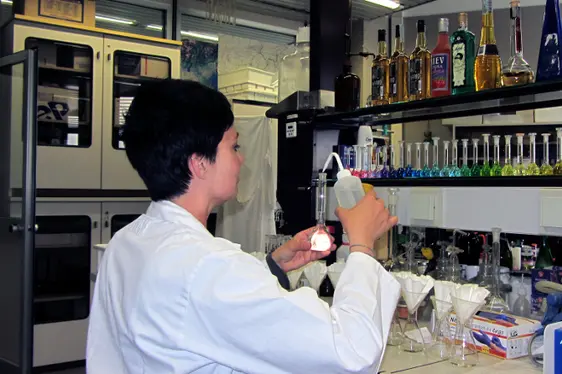 Verdünnung eines Lebensmittels und Vorbereitung der Analyse für das HPLC-Gerät (Foto: Landesagentur für Umwelt und Klimaschutz)