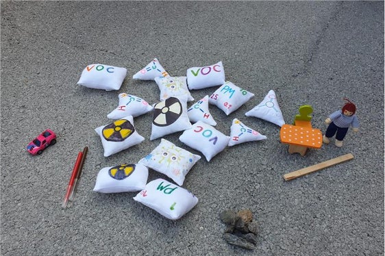 Kinder lernen auf spielerische Weise die wichtigsten Schadstoffe in der Innenraumluft kennen (Foto: Umweltagentur)