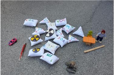 Attraverso il gioco i bambini imparano a conoscere i principali inquinanti presenti nell’aria indoor (Foto: Appa Bolzano)
