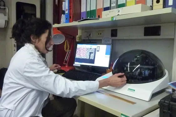 Radonanalyse, zweite Phase: Zählung der Kernspuren, die durch den Alpha-Zerfall der Radonatome auf den Detektoren „CR39“ erzeugt werden
(Foto: Landesagentur für Umwelt und Klimaschutz)