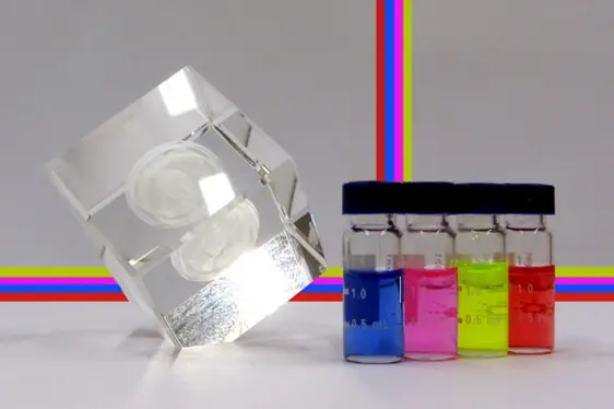 Extraktion von Farbstoffen aus Textilien (Foto: Landesagentur für Umwelt und Klimaschutz)