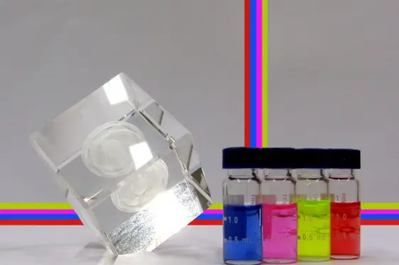 Extraktion von Farbstoffen aus Textilien (Foto: Landesagentur für Umwelt und Klimaschutz)