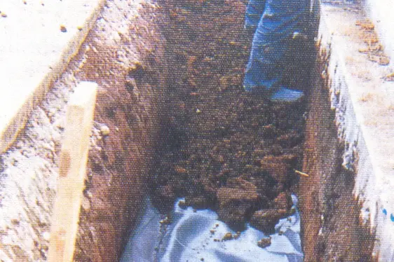 Rigolenversickerung
(Quelle: Geiger, W./Dreiseitl, H., Neue Wege für das
Regenwasser - Handbuch zum Rückhalt und zur
Versickerung von Regenwasser in Baugebieten,
Oldenbourg Verlag, 1995)