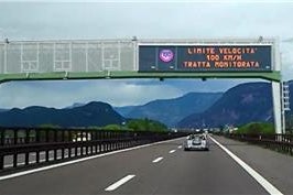 I messaggi visualizzati sui portali autostradali segnalano agli utenti dell’A22 che nel tratto sperimentale è in vigore un limite di velocità ridotto rispetto a quello generalmente in vigore (Foto: Appa Bolzano)