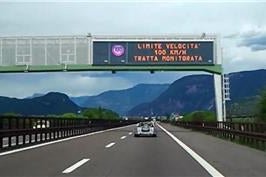 I messaggi visualizzati sui portali autostradali segnalano agli utenti dell’A22 che nel tratto sperimentale è in vigore un limite di velocità ridotto rispetto a quello generalmente in vigore (Foto: Appa Bolzano)