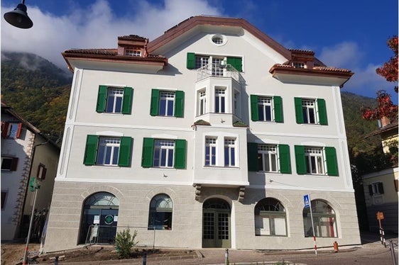 Das Rathaus von Marling, ein virtuoses Beispiel für die energetische Sanierung eines öffentlichen Gebäudes (Foto: Gemeinde Algund, Öffentliche Arbeiten, Arch. Dr. Josef Garber)