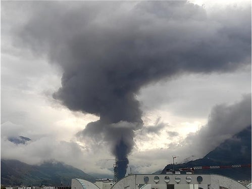 Una nube di fumo si è alzata questa mattina (8 maggio) su Bolzano a causa di un incendio. Foto scattata alle 9.30 dalla Centrale della Protezione Civile, in via Druso (Foto: LPA/Maja Clara)