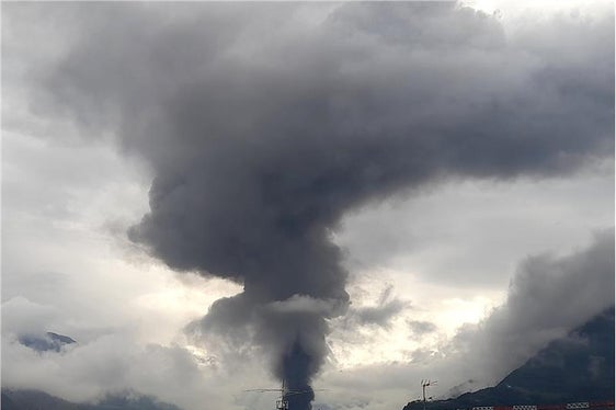 Starke Rauchentwicklung heute Morgen (8. Mai) wegen eines Brandes im Bozner Boden, Blick um 9.30 Uhr vom Zivilschutzzentrum an der Drususallee. (Foto: LPA/Maja Clara)