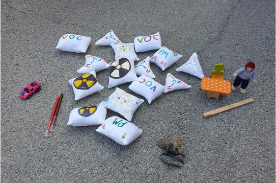 Attraverso il gioco i bambini imparano a conoscere i principali inquinanti presenti nell’aria indoor (Foto: Appa Bolzano)