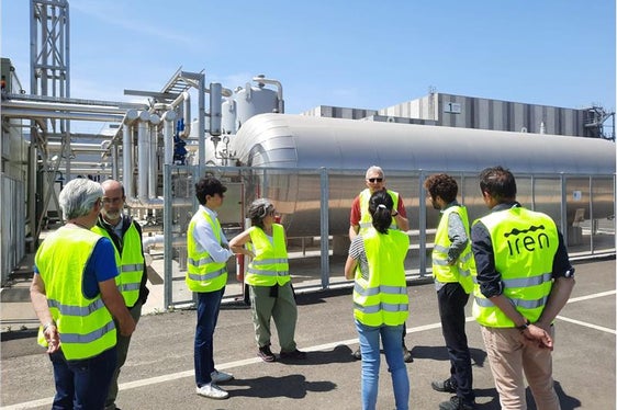 Die Gruppe aus Bozen während der Besichtigung der Anlage für organische Abfälle in Reggio Emilia (Foto: Landesagentur für Umwelt und Klimaschutz Bozen)