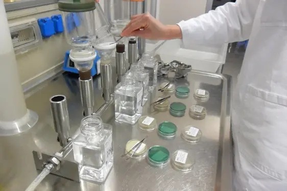 Deposizione della membrana sulla rampa di filtrazione (Foto: Agenzia provinciale per l’ambiente e la tutela del clima)