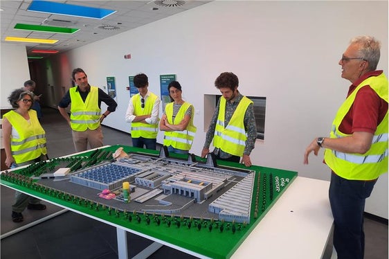 Die Gruppe aus Bozen bei der Besichtigung im Inneren der Anlage für organische Abfälle in Reggio Emilia (Foto: Landesagentur für Umwelt und Klimaschutz Bozen)