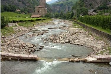 Torrente Talvera: con il rifacimento delle briglie la sicurezza resta garantita e in aggiunta si agevola la migrazione dei pesci (Foto: Agenzia protezione civile)