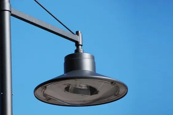 Abgeschirmte Leuchte mit gewölbtem Glas