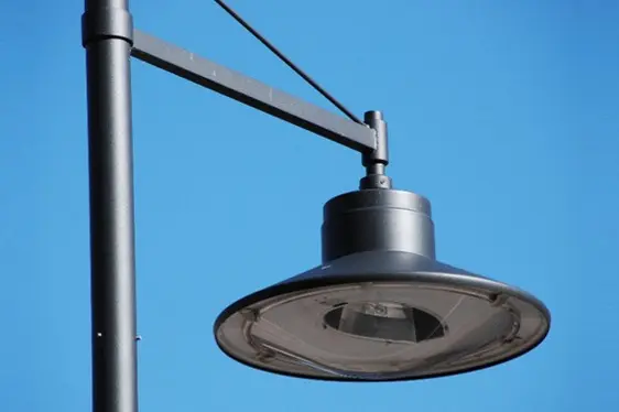 Abgeschirmte Leuchte mit gewölbtem Glas