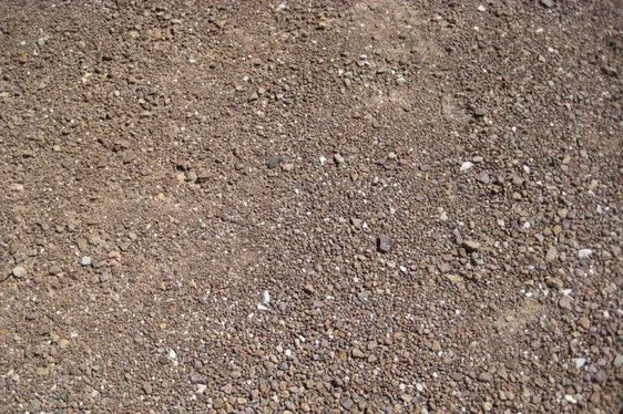 Kies-/Splittdecke (wassergebundene Decke)
Die Oberfläche besteht aus Kies oder Splitt mit
gleichförmiger mittlerer Körnung ohne Bindemittelzusatz.
Geeignet für: Parkplätze, Rad- und Gehwege, Hofflächen,
Zufahrtswege, Gartenwege.