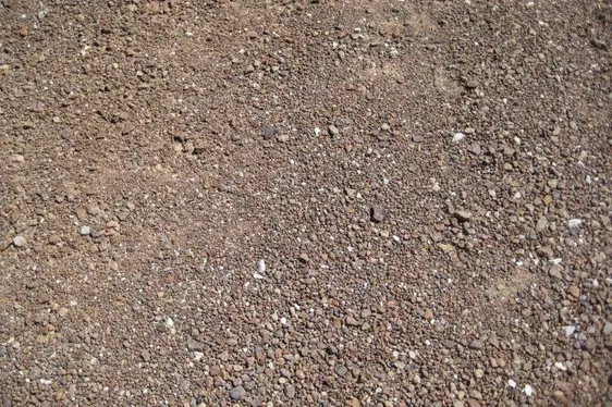 Kies-/Splittdecke (wassergebundene Decke)
Die Oberfläche besteht aus Kies oder Splitt mit
gleichförmiger mittlerer Körnung ohne Bindemittelzusatz.
Geeignet für: Parkplätze, Rad- und Gehwege, Hofflächen,
Zufahrtswege, Gartenwege.