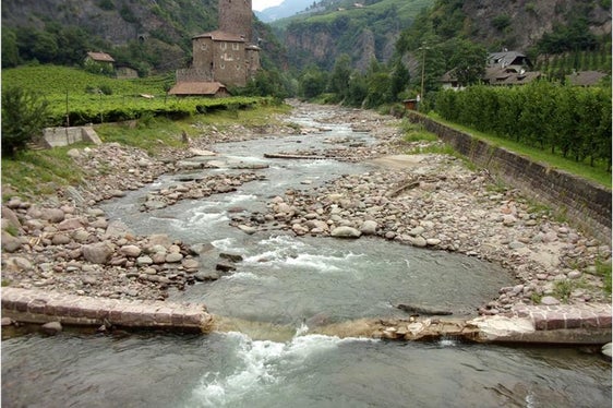 Torrente Talvera: con il rifacimento delle briglie la sicurezza resta garantita e in aggiunta si agevola la migrazione dei pesci (Foto: Agenzia protezione civile)