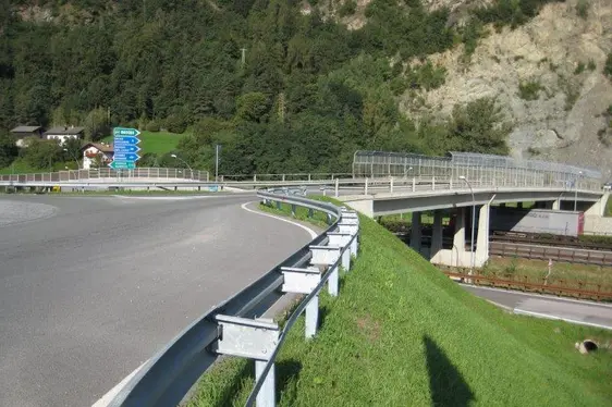 Versickerung in den Seitenräumen
einer undurchlässig befestigten Fläche
(z.B. Versickerung über begrünte Straßenschulter)