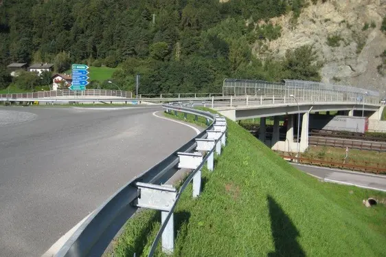 Versickerung in den Seitenräumen
einer undurchlässig befestigten Fläche
(z.B. Versickerung über begrünte Straßenschulter)